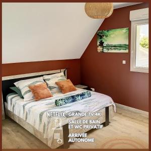 Ένα ή περισσότερα κρεβάτια σε δωμάτιο στο Chambre Zen - SDB WC Privatif - Entrée autonome - Grande TV NETFLIX