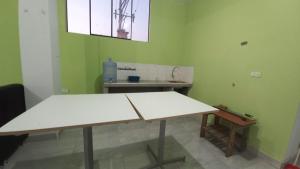 eine Tischtennisplatte in einem Zimmer mit Waschbecken in der Unterkunft ALOJAMIENTO ANY in Tingo María