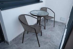 2 sillas y una mesa en una habitación en Apartman Maja 1 Crnjanski, en Jagodina