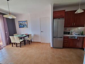 Kuchyň nebo kuchyňský kout v ubytování Corfu Glyfada Beach Apartment 58a