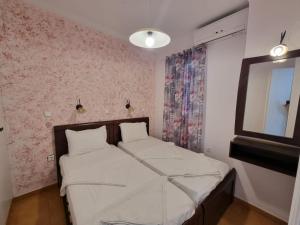 Postel nebo postele na pokoji v ubytování Corfu Glyfada Beach Apartment 58a