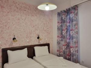Postel nebo postele na pokoji v ubytování Corfu Glyfada Beach Apartment 58a