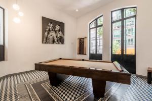 Biljardbord på Lovely Studio with Pool & Private Balcony in La Roma - Alure