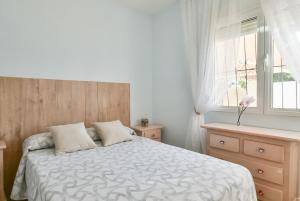 sypialnia z łóżkiem, oknem i komodą w obiekcie Casa CAMPOAMOR w mieście Orihuela +23 zdjęcia