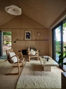 ein Wohnzimmer mit einem Sofa und einem Tisch in der Unterkunft Bay House Studio in Bath