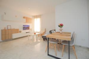 Fotografie z fotogalerie ubytování Spacious 2-Bedroom Apartment - Walk to Isla Mágica - AC - Premium Bed v destinaci Seville