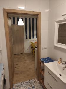 cocina con puerta, fregadero y mesa en Apartament na Mierzei Wiślanej nad morzem, en Jantar