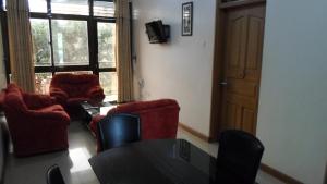 Χώρος καθιστικού στο Crown Suites Ltd Mbale