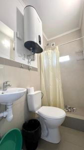 uma casa de banho com um WC e um lavatório em Ассоль em Koblevo