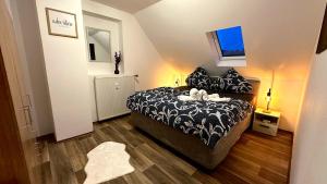 a small bedroom with a bed and a mirror at Moderne Zentrale FeWo City Retreat in Bullay