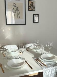 una mesa con platos y copas de vino. en CityHeart Economy Nook, en Narva