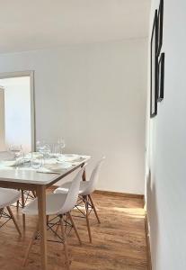 CityHeart Economy Nook في نارفا: غرفة طعام مع طاولة مع كؤوس للنبيذ عليها