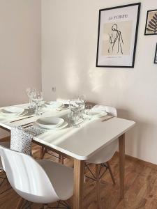 un comedor blanco con una mesa y sillas blancas en CityHeart Economy Nook, en Narva