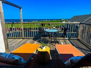 une terrasse avec une table et des chaises et l'océan dans l'établissement The Morgan Hotel Martha's Vineyard, à Oak Bluffs