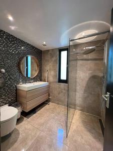 een badkamer met een douche, een wastafel en een toilet bij The coffee Corner Nuenen/Eindhoven in Nuenen