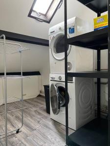 a laundry room with a washing machine and a washer at The coffee Corner Nuenen/Eindhoven in Nuenen
