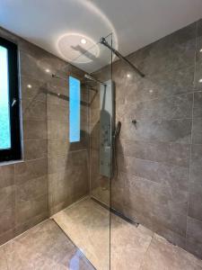 W łazience znajduje się prysznic ze szklanymi drzwiami. w obiekcie The coffee Corner Nuenen/Eindhoven w mieście Nuenen
