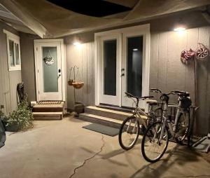 - deux vélos garés devant une maison dans l'établissement Cedar Crest Corner, à Merced