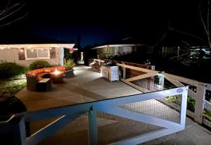 - une terrasse avec un canapé et une clôture la nuit dans l'établissement Cedar Crest Corner, à Merced