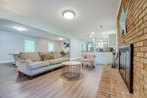uma sala de estar com um sofá e uma parede de tijolos em Modern Fayetteville Home Near Trilith Studios! em Fayetteville