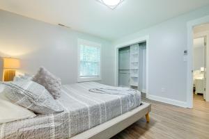 um quarto branco com uma cama e uma janela em Modern Fayetteville Home Near Trilith Studios! em Fayetteville
