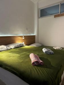 1 dormitorio con 1 cama con 2 toallas en Studio Copacabana Av Atlântica Posto 6 - 516, en Río de Janeiro