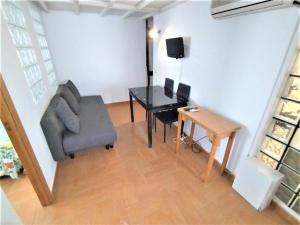 - un salon avec un bureau, une chaise et une table dans l'établissement Apartamento - Puerta del Sol, à Madrid