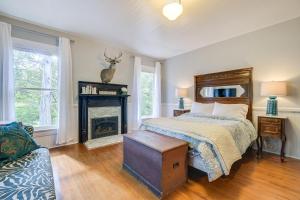 1 dormitorio con 1 cama y chimenea en Historic and Charming Pittsboro Home with Fireplaces, en Pittsboro