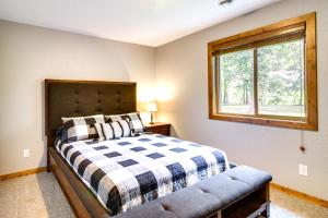 um quarto com uma cama e uma janela em Merrifield Vacation Rental with Dock and River Access em Merrifield