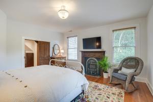 1 dormitorio con 1 cama y chimenea en Historic and Charming Pittsboro Home with Fireplaces, en Pittsboro