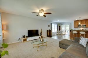 uma sala de estar com um sofá e uma mesa em Family-Friendly Lansing Home with Covered Balcony! em Lansing