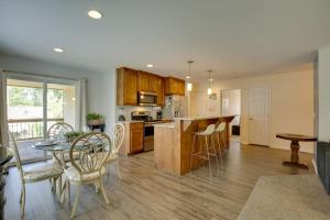 uma cozinha e sala de jantar com mesa e cadeiras em Family-Friendly Lansing Home with Covered Balcony! em Lansing