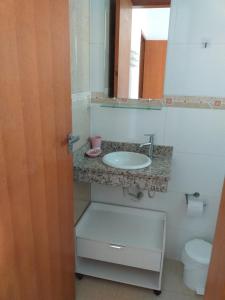 Ένα μπάνιο στο Apartamento no Canto do Forte, Wi-Fi, Estacionamento gratuito e Churrasqueira +28 φωτογραφίες