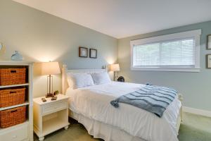 1 dormitorio con cama y ventana en Pet-Friendly Westport Vacation Rental with Hot Tub!, en Westport