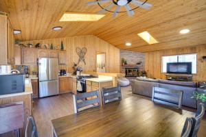 cocina grande con suelo de madera y ventilador de techo en Rustic Big Bear Lake Cabin Retreat Near Skiing! en Big Bear Lake