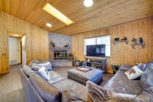 大熊湖的住宿－Rustic Big Bear Lake Cabin Retreat Near Skiing!，客厅配有两张沙发和一台电视