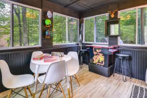 Φωτογραφία από το άλμπουμ του Deck, Fire Pit and Sauna Big Bass Lake Getaway! σε Clifton