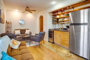 Кухня или мини-кухня в Surfers Paradise Waialua Condo Steps to Beach!
