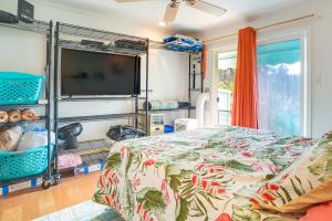 1 dormitorio con 1 cama y TV de pantalla plana en Charming Waialua Vacation Rental - Near Beach!, en Waialua