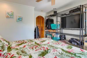 1 dormitorio con 1 cama y 1 litera en Charming Waialua Vacation Rental - Near Beach!, en Waialua