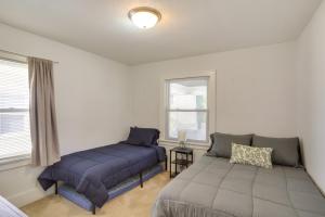 een slaapkamer met 2 bedden en een raam bij Lovely Home in South Bend Walk to Notre Dame! in South Bend