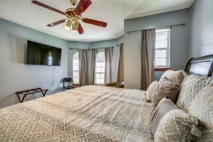 um quarto com uma cama e uma ventoinha de tecto em Spacious New Orleans Retreat with Wet Bar and Yard! em Nova Orleans