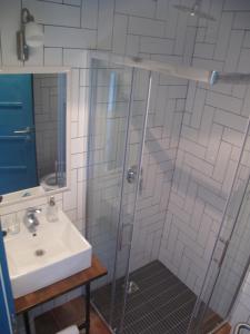 uma casa de banho com um lavatório e um chuveiro em Indigo Inn Rooms em Split