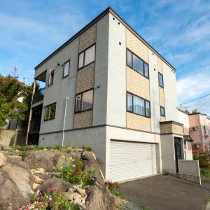 富良野市にあるThe Box Houseの目の前のガレージ付き家 +50枚の写真