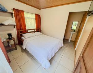 um quarto com uma cama branca e uma janela em Hacienda La Lucha 