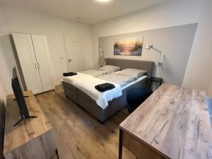 1 dormitorio con cama, mesa y TV en Wohlfühl-Oase 2.0 en Herne