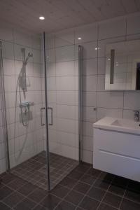 La salle de bains est pourvue d'une douche et d'un lavabo. dans l'établissement Furetoppen Panorama, à Stryn