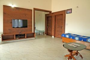 Μια τηλεόραση ή/και κέντρο ψυχαγωγίας στο Chimneys Homestay - Full House, Near to Falls & Trek