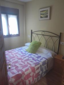 A bed or beds in a room at habitaciones, restaurante asador el puente Galdames