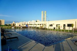 - une piscine sur le côté d'un bâtiment dans l'établissement Lugar de descanso, à Rio das Ostras
